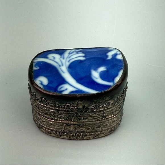 Antique Chinese Porcelain
Embossed Tin Shard Box - Picture 6 of 12